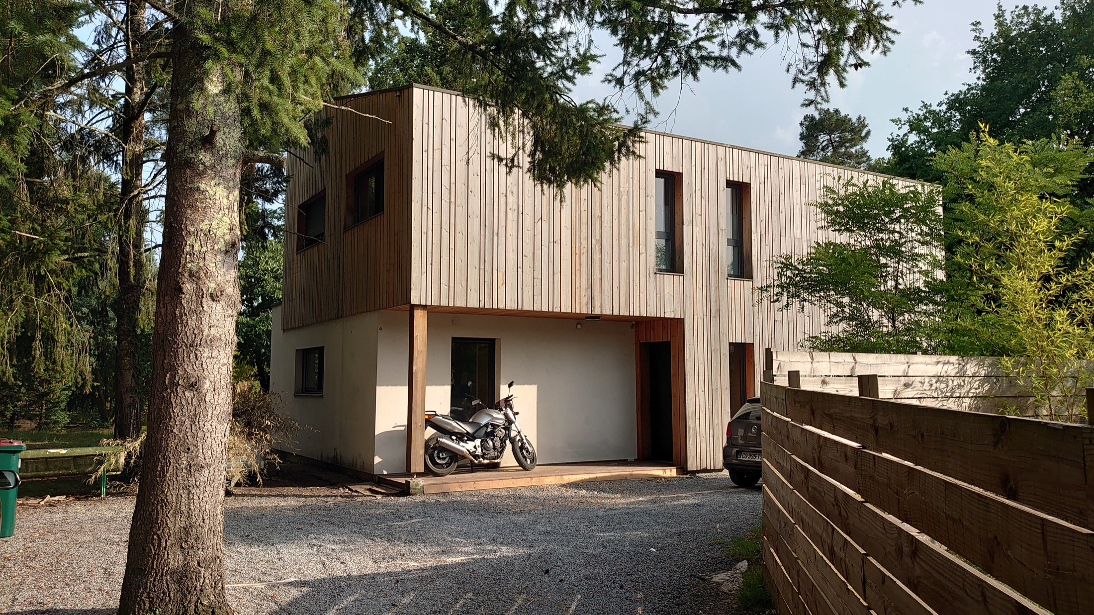 Maison contemporaine bardée de bois dans un jardin
