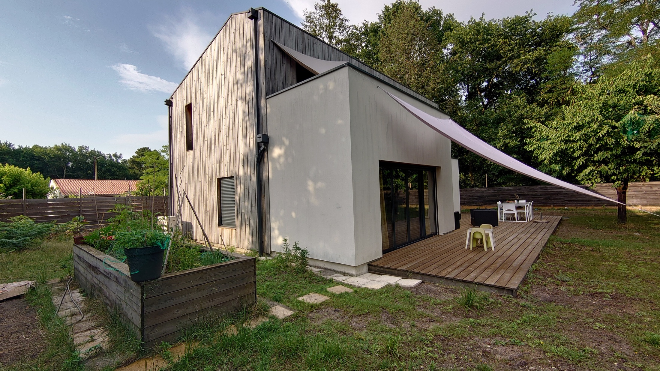 Maison ouverte sur une terrasse en bois