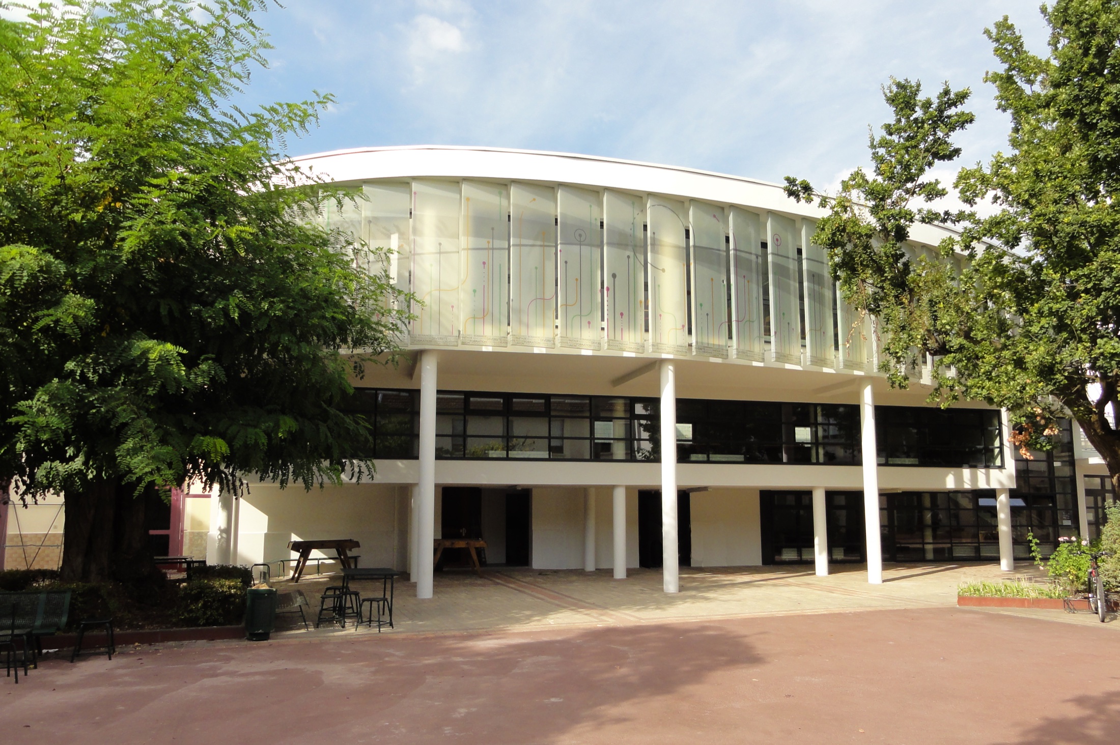 Bâtiment public moderne à Saint-Vincent-de-Paul