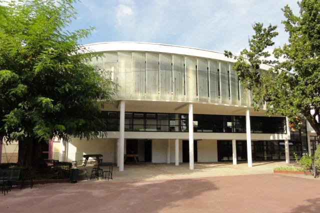 Bâtiment public aux façades blanches largement vitrées