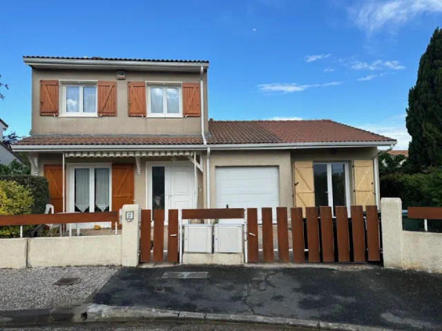 Maison Thenier vue depuis la rue, avec étage en briques apparentes